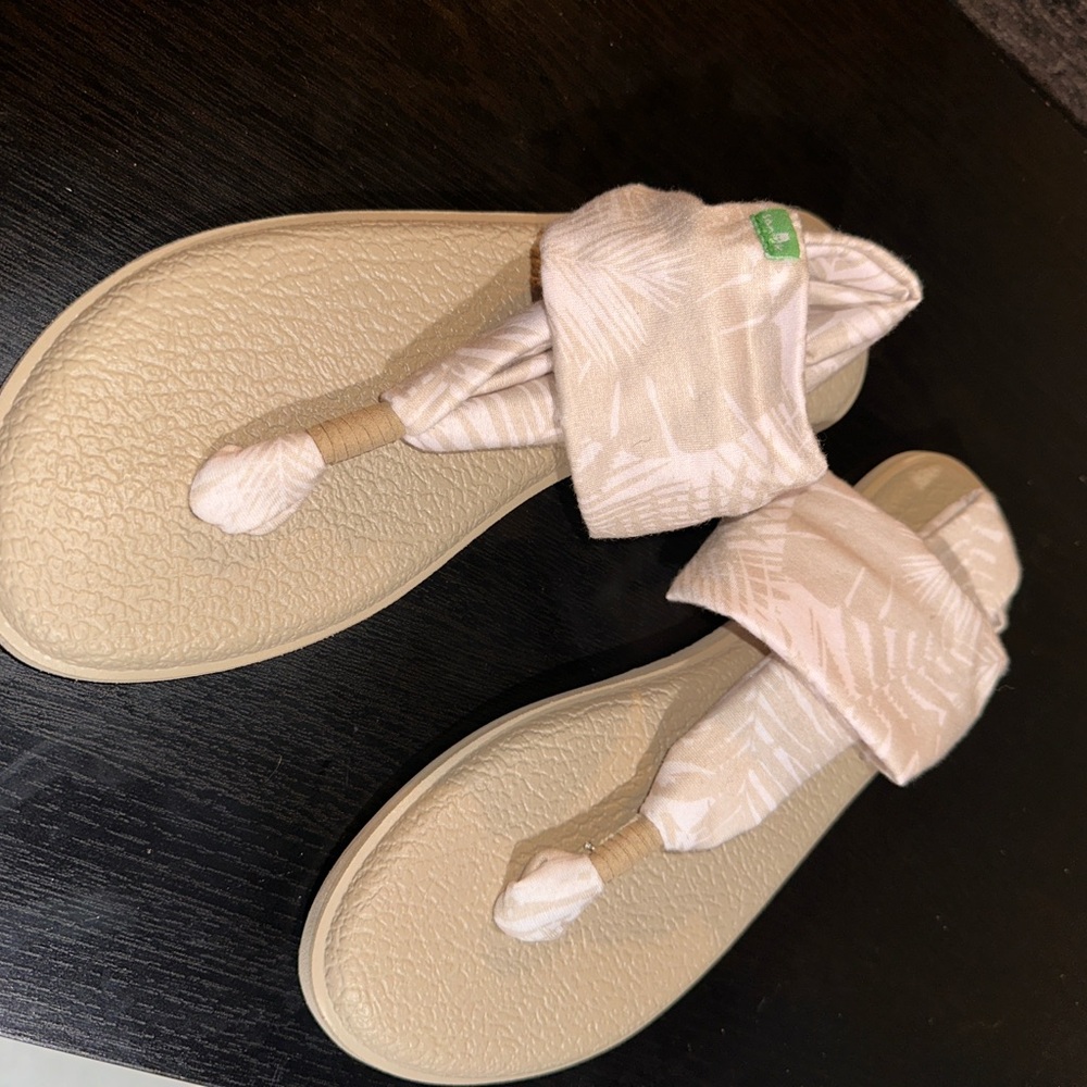 Beige Sandals with Leaf Pattern